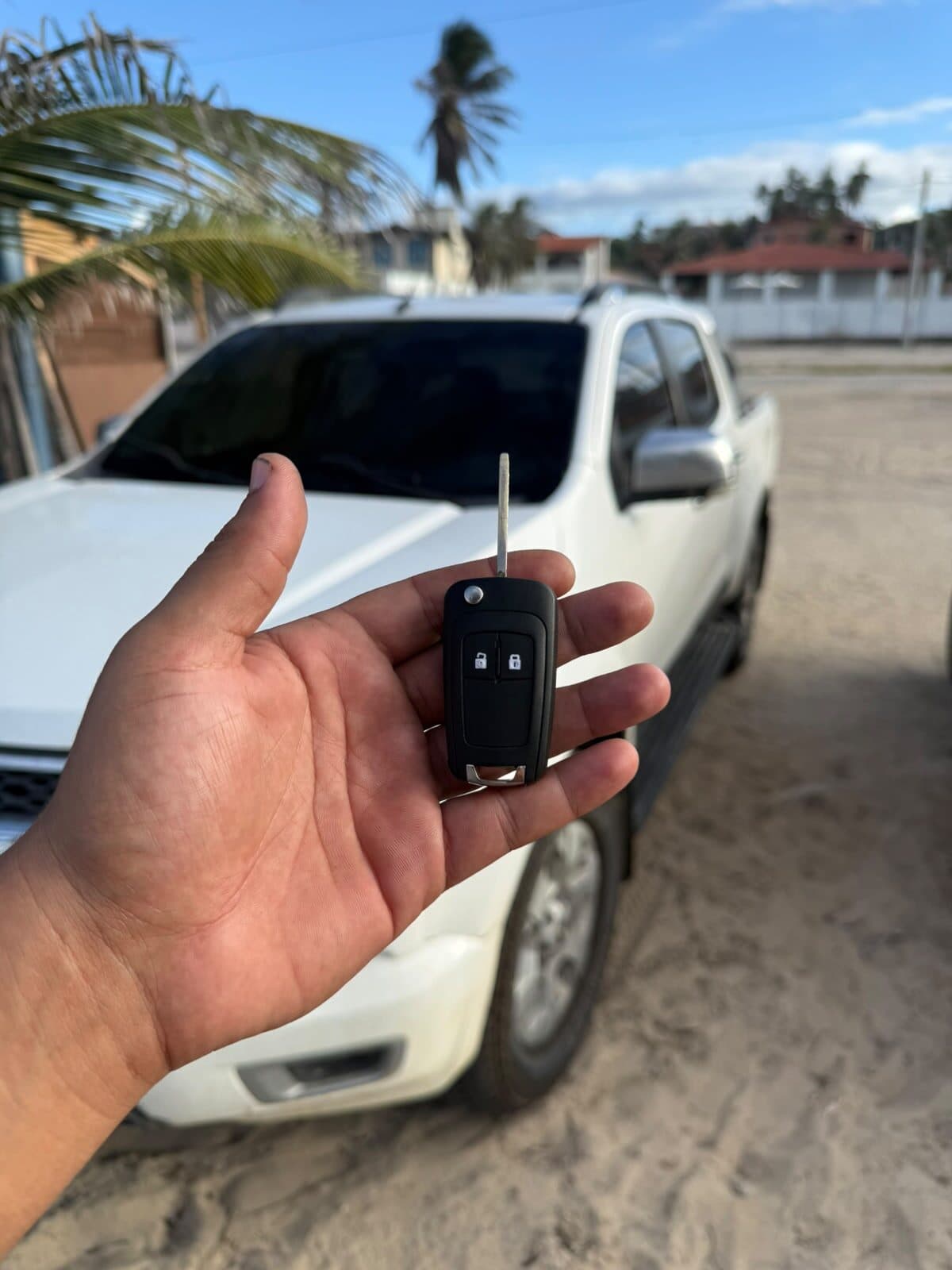Chaveiro JHON entregando chave canivete automotiva nova em Aquiraz