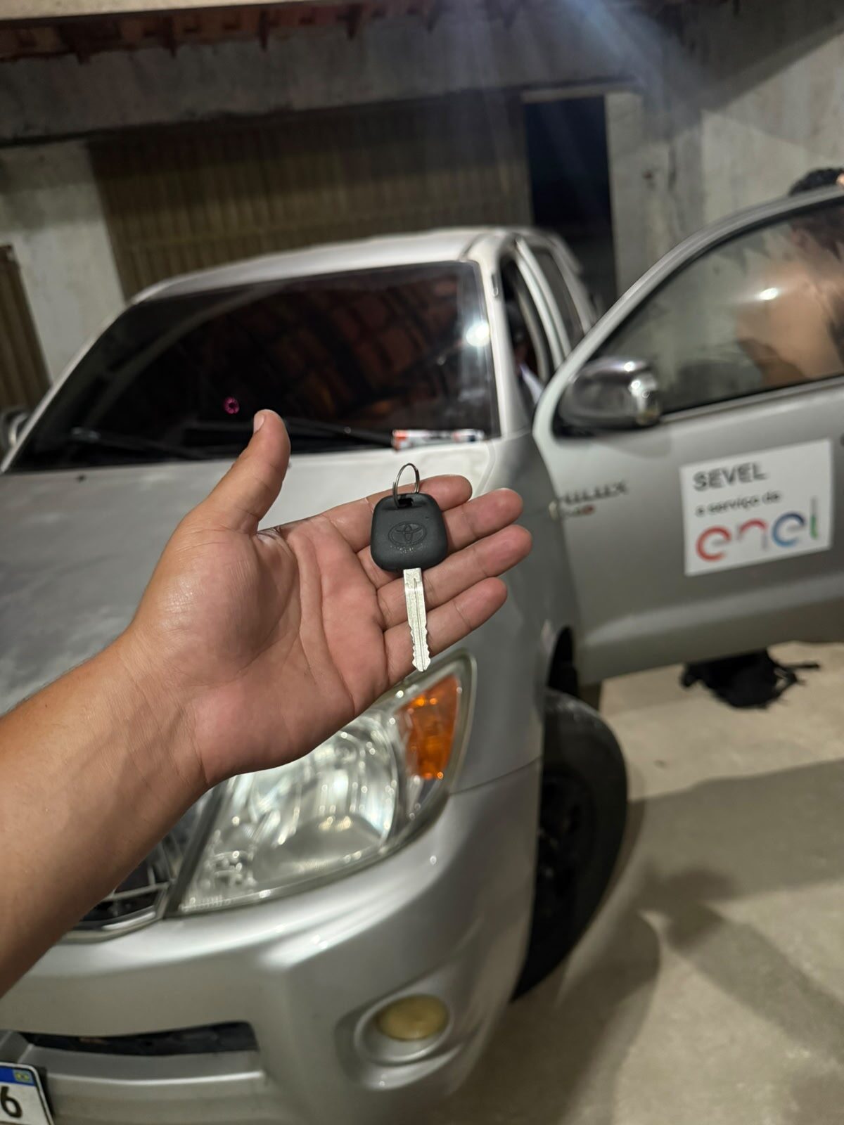 Chaveiro a fazer chave de Toyota Hilux no local, à noite